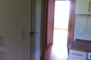 Wohnung mieten in Loher Weg, 25746 Heide, Alltagstaugliche 3-Zimmer-Wohnung mit Balkon in Heide