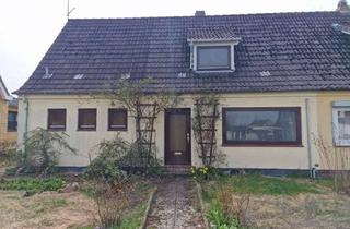 Haus kaufen in 25813 Husum, Sanierungsbedürftige DHH mit großem Grundstück