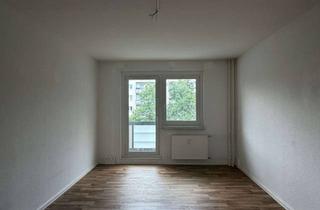 Wohnung mieten in Stendaler Straße 41, 12627 Hellersdorf, Toll geschnittenes Familien-Domizil mit Balkon und Wannenbad!