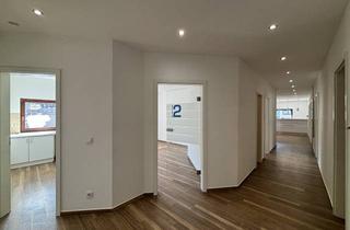 Büro zu mieten in 53940 Hellenthal, Modernisierte Praxisfläche mit Stellplätzen und flexibler Nutzung in Hellental