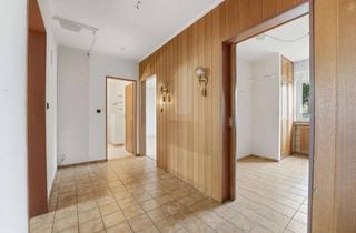 Wohnung kaufen in 51371 Rheindorf, Renovierungsbedürftige 3-Zimmer-Wohnung mit Loggia und Stellplatz in Leverkusen-Rheindorf