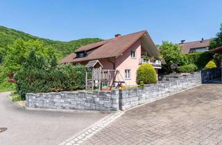 Haus kaufen in 79771 Klettgau, Solides Zweifamilienhaus mit Entwicklungspotenzial und attraktiven Mieteinnahmen