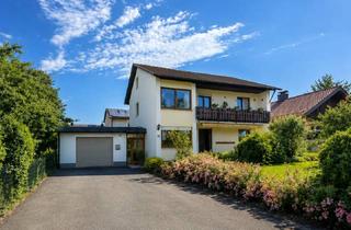 Haus kaufen in 83052 Bruckmühl, Zweifamilienhaus mit Ausbaureserve, Potenzial für drei Wohneinheiten in Toplage von Bruckmühl