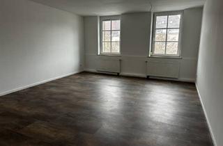 Wohnung kaufen in 97421 Schweinfurt, Frisch sanierte 4-Zimmer-Eigentumswohnung in zentraler Marktplatzlage von Schweinfurt