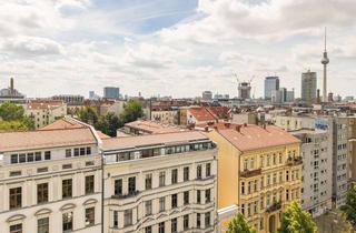 Wohnung kaufen in Kollwitzstraße 10, 10405 Prenzlauer Berg, Beste Lage Senefelder Platz! Außergewöhnlich designtes Dachgeschoss im Denkmal mit Skyline-Blick!