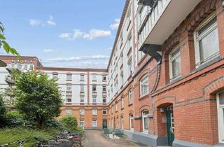 Wohnung kaufen in 22081 Barmbek-Süd, Vermietete Altbauwohnung mit Blick ins Grüne