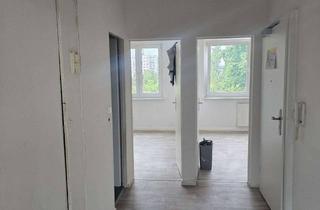 Wohnung mieten in Stolberger Straße, 06124 Westliche Neustadt, Familienwohnung... 4 -Raumwohnung mit Badewanne + Aufzug!