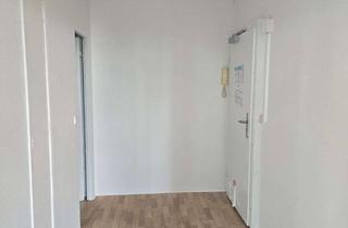 Wohnung mieten in Daniel-Pöppelmann-Straße, 06124 Südliche Neustadt, Renovierte Singlewohnung zum kleinen Preis!