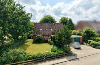 Haus kaufen in 26316 Varel, Zweifamilienhaus mit vermieteten Wohneinheiten auf großzügigem Grundstück