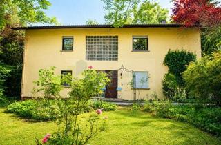 Einfamilienhaus kaufen in 78052 Villingen-Schwenningen, Repräsentatives Wohnen: Großzügiges und familienfreundliches Wohnhaus mit Garten, Balkon, zwei Garagen und gewachsenem Baumbestand in VS-Rietheim