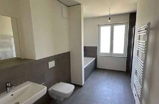 Wohnung mieten in Nordbahnstraße 16A, 13359 Wedding, Großes Wohnzimmer und Tageslichtbad