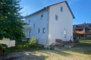 Einfamilienhaus kaufen in 93333 Neustadt, Großzügiges Einfamilienhaus mit fünf Garagen und PV-Anlage in dörflicher Ortsrandlage