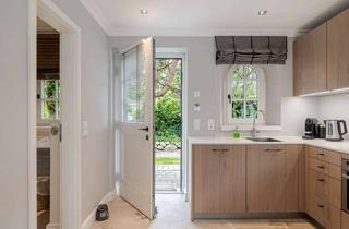 Wohnung kaufen in 25980 Sylt, Dauerwohnung! Seltenes Endhausteil mit großem Privatgarten & eigener Garage auf Sylt!