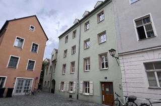Wohnung kaufen in 93047 Innenstadt, Charmante 3-Zimmer-Wohnung in denkmalgeschütztem Altstadthaus mit Balkon und Domblick