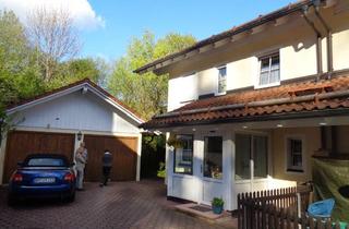Doppelhaushälfte kaufen in 82377 Penzberg, Renovierungsbedürftige Doppelhaushälfte mit 2 Terrassen und Balkon