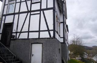 Haus kaufen in 57368 Lennestadt, Lennestadt - Haus mit 4 Wohnungen, von denen 3 vermietet sind