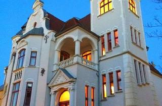 Wohnung mieten in Rosa-Luxemburg-Str., 18055 Stadtmitte, Hochwertige 3-Raum-Dachgeschosswohnung in einzigartiger Villa mit Parkett, Vollbad und Einbauküche!!