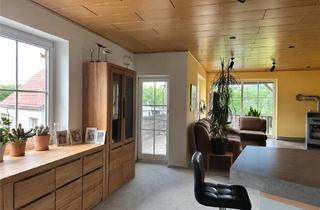 Wohnung kaufen in 07607 Eisenberg, Maisonettewohnung mit außergewöhnlichem Wohngefühl – Balkon, Kaminofen und viele Sprossenfenster