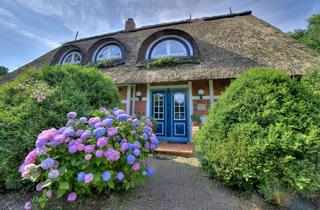 Haus kaufen in 21762 Otterndorf, Nordischer Wohntraum: Reetdachhaus mit großem Potenzial nahe der Nordseeküste