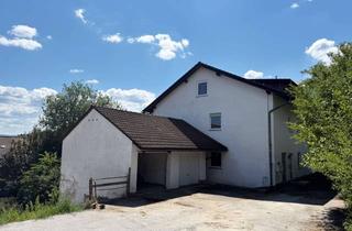 Mehrfamilienhaus kaufen in 94209 Regen, Sanierungsbedürftiges Mehrfamilienhaus mit drei Garagen und zwei Stellplätzen in Regen