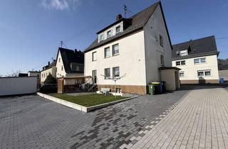 Mehrfamilienhaus kaufen in 56281 Emmelshausen, Vermietetes Mehrfamilienhaus mit Terrasse und Garagen in Emmelshausen