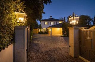 Villa kaufen in 82031 Grünwald, EINE VILLA MIT RAUM, RUHE & PERSPEKTIVE: Stilvolles Refugium mit Tiefgarage auf großem Südwestgrund!
