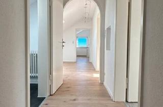 Wohnung kaufen in 78713 Schramberg, Schramberg - Modernisierte 2,5-Zimmer-Dachgeschosswohnung mit Garage