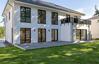 Anlageobjekt in Maly-Delschaftt-Weg 11, 14476 Groß Glienicke, Kapitalanlage der Extraklasse – luxuriöse Neubau-Villa am Groß Glienicker See, sicher vermietet