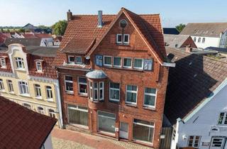 Haus kaufen in 25764 Wesselburen, Ein Stück Wesselburener Baugeschichte: Denkmalgeschütztes Wohn- und Geschäftshaus am Markt
