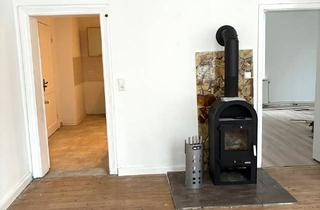Haus kaufen in 25876 Schwabstedt, Charmantes Wohnhaus mit vermieteter Einliegerwohnung, gut gelegen in Schwabstedt. Investor-geeignet.