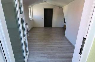 Wohnung mieten in 86485 Biberbach, Sofort bezugsfrei! Moderne Dachgeschosswohnung mit Glasfaser, Balkon - inklusive Küchenzeile.