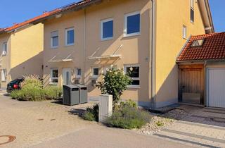Haus kaufen in 85640 Putzbrunn, Bezugsfreie, neuwertige DHH mit PV-Anlage, Privatgarten und Wärmepumpe mit Garage in Putzbrunn