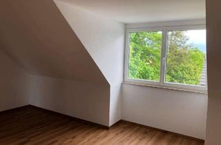 Wohnung kaufen in Albrechtser Berg 41c, 98529 Suhl, Frischer Wohnraum: 2,5-Zimmer-Dachgeschosswohnung in Suhl