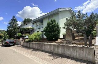 Haus kaufen in 67294 Oberwiesen, EUPORA® Immobilien: Großzügies Wohnhaus mit Garagen und Garten in Oberwiesen.