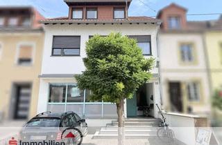 Haus kaufen in 66693 Mettlach, Gepflegtes Ein-/Zweifamilienhaus mit vermieteter Gewerbeinheit und drei Garagen in Mettlach!