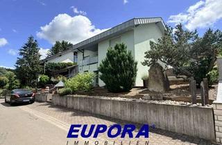 Haus kaufen in Auf Dem Bangert 11, 67294 Oberwiesen, EUPORA® Immobilien: Großzügies Wohnhaus mit Garagen und Garten in Oberwiesen.