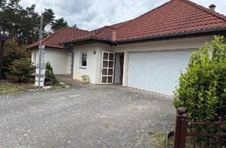 Haus kaufen in 03058 Neuhausen, Neuhausen/Spree - Großzügiger Bungalow mit Einliegerwohnung, Pool und Doppelgarage