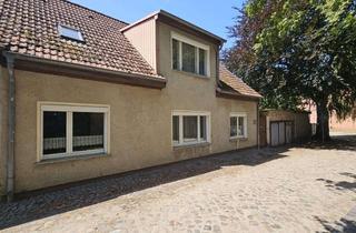 Haus kaufen in 17121 Loitz, Von Privat: Stadthaus mit gr. Grundstück & Potenzial: Modernisierte Substanz im EG & Potenzial im OG