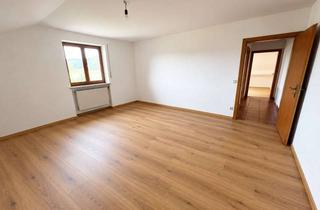 Wohnung mieten in Dorfstraße, 93494 Waffenbrunn, Gepflegte 3-Zimmer-Wohnung - 94 qm - Rhanwalting / Waffenbrunn - mit Balkon, Garage und Einbauküche