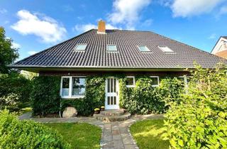 Haus kaufen in 25938 Alkersum, Insel Föhr Lichtdurchflutetes saniertes Zweigenerationenhaus mit Garage und Garten in ruhiger Lage