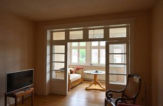 Wohnung kaufen in 18435 Kniepervorstadt, Altbaucharme in Toplage: 130 m² Wohnung mit Wintergarten, Ofen & Dachterrasse
