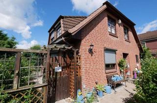 Einfamilienhaus kaufen in 24558 Henstedt-Ulzburg, Einfamilienhaus mit Vollkeller, einem ausgebauten Spitzboden und Carport