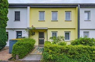 Reihenhaus kaufen in Ermlandstraße, 40764 Langenfeld, Viel Potenzial in zentraler Lage – Charmantes Reihenhaus mit Loggia und Garten