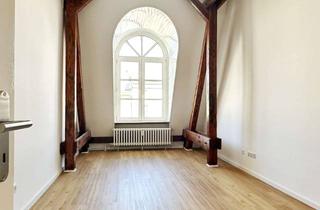 Wohnung mieten in Kurstraße, 13585 Spandau, 3-Zimmer-Dachgeschosswohnung mit einer offener Küche in Spandau!