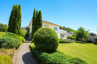 Einfamilienhaus kaufen in 78166 Donaueschingen, Wohnen mit Weitblick über die Baar: Gepflegtes Zweifamilienhaus in sonniger Aussichtslage und ansprechendem Garten mit 2 Garagen in DS-Grüningen