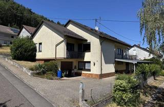 Haus kaufen in Friedhofstraße, 76857 Wernersberg, Großzügiges Wohnhaus mit Gewerbeanbau, XXL-Terrasse & Burgblick