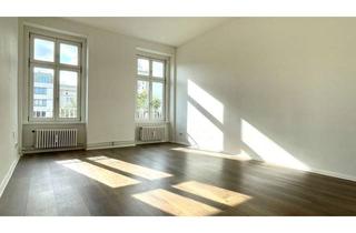 Wohnung kaufen in 10243 Berlin, Sonnendurchflutete 2-Zimmer-Wohnung mit Balkon & Aufzug im historischen Zuckerbäckerhaus
