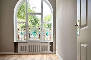 Wohnung kaufen in Ahlmannstraße 24, 24118 Ravensberg, Kiel-Ravensberg, komplett sanierte, wunderschöne 3-Zimmer-Altbauwohnung mit Loggia im EG, vermietet