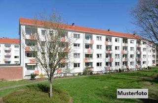 Haus kaufen in Willibrachtstraße xxx, 60431 Eschersheim, Abbruchreifes Dreifamilienhaus nebst 5 Garagen