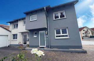 Haus kaufen in 76676 Graben-Neudorf, Gepflegte Niedrigenergie-DHH in toller Lage mit überd. Terrasse, EBK, kl. Garten + 2 Stellplätzen